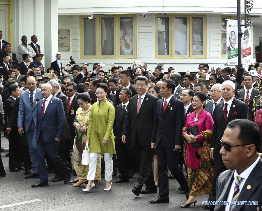 Xi participa en paseo conmemorativo de Bandung junto con dirigentes de Asia y Africa