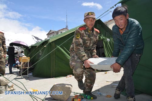 Suman 20 muertos y 58 heridos en China tras terremoto en Nepal