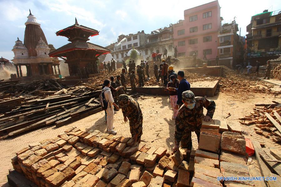 Nepal despliega a 100.000 guardias para operación de rescate por terremoto