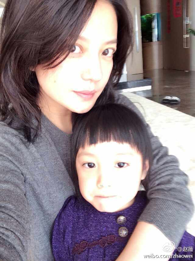 Actriz y directora Zhao Wei y su hija.