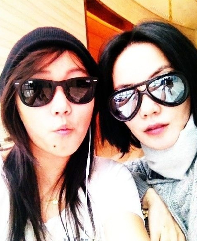 Cantante china Faye Wong (derecha) con su hija Leah Dou. 