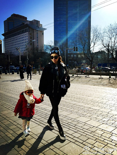 Actriz china Li Xiaolu y su hija.