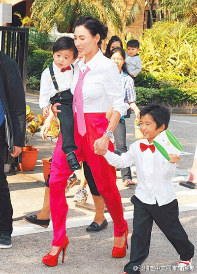 Actriz china Cecilia Cheung con sus dos hijos.