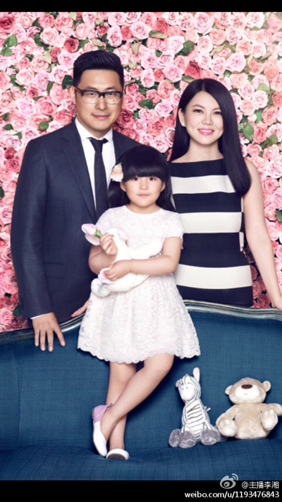Presentadora de televisión Li Xiang (derecha), su esposo y director Wang Yuelun (izquierda) con su hija Angela.