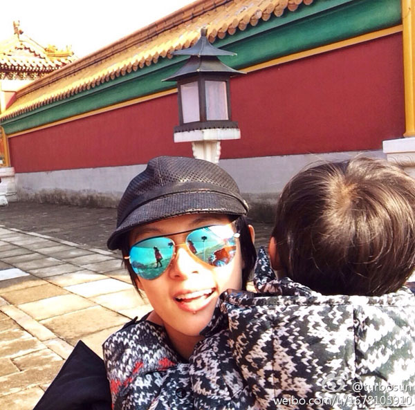 Actriz china Sun Li con su hijo.