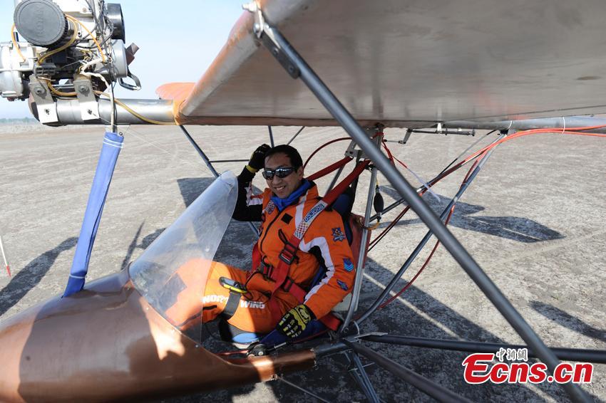 Yang Shijun se prepara para hacer volar su avión pequeño de fabricación casera hasta una altura de 200 metros en la ciudad de Changchun, provincia de Jilin, el 10 de mayo de 2015. Yang, de 45 años, ha realizado dos vuelos de prueba en el pasado y ha logrado volar durante 2,5 horas. Yang dice que el avión se llamará como su padre, Jinhai. El ingenioso planea construir tres aviones biplaza en el futuro. [Foto/ECNS]