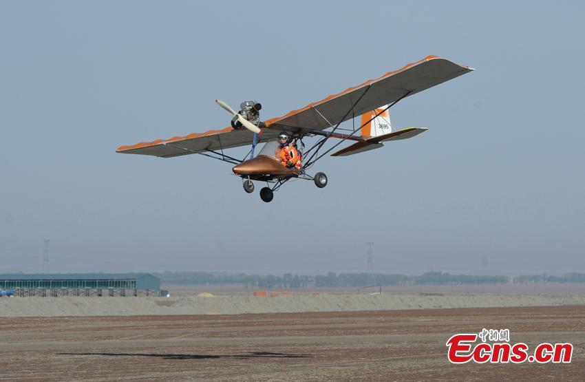 Yang Shijun se prepara para hacer volar su avión pequeño de fabricación casera hasta una altura de 200 metros en la ciudad de Changchun, provincia de Jilin, el 10 de mayo de 2015. [Foto/ECNS]
