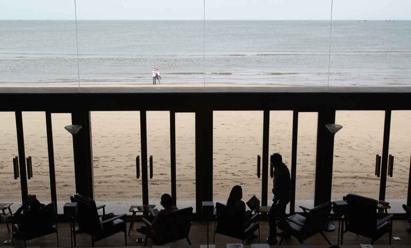 Imagen de una biblioteca aislada del ruido a tan sólo cientos de metros de una playa que normalmente está repleta de turistas, en Beidaihe, provincia de Hebei, el 12 de mayo de 2015. La biblioteca de dos pisos, construida para uso público, también es un buen lugar para ver las olas y las marea. 