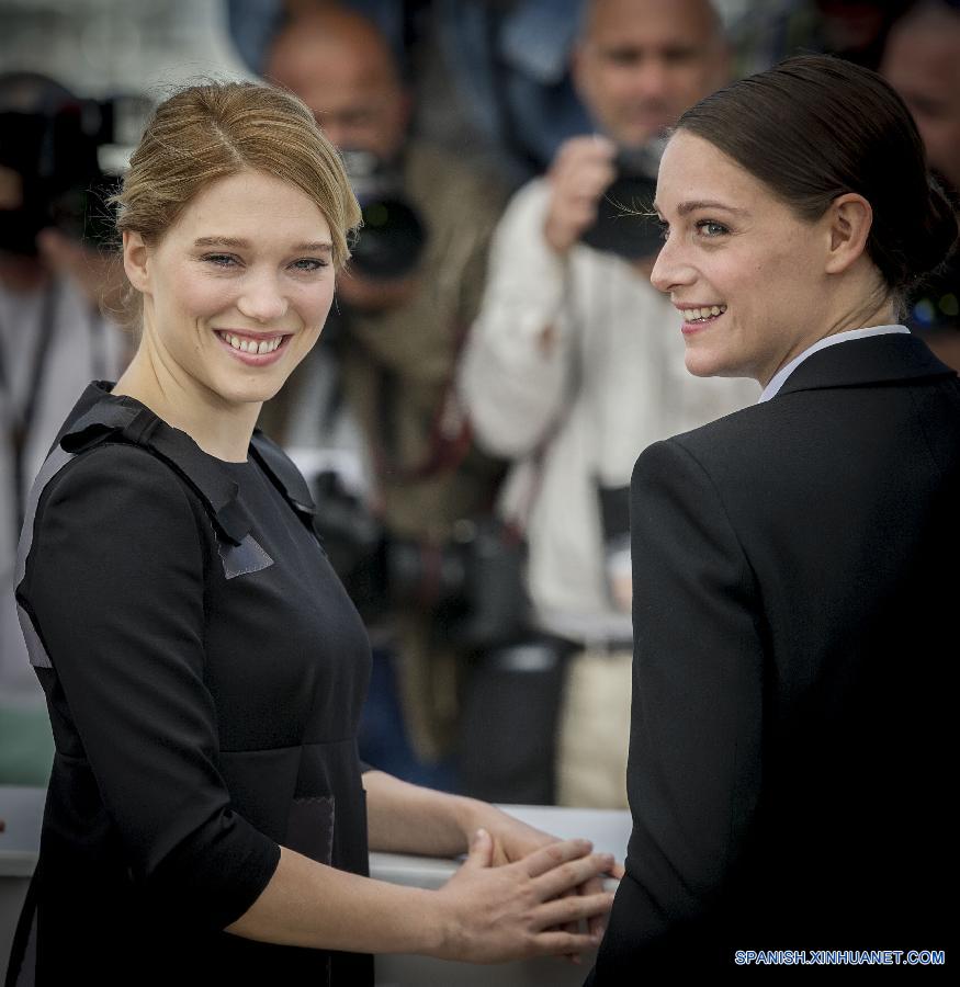 Miembros del reparto de la película "La Langosta" posan en Cannes