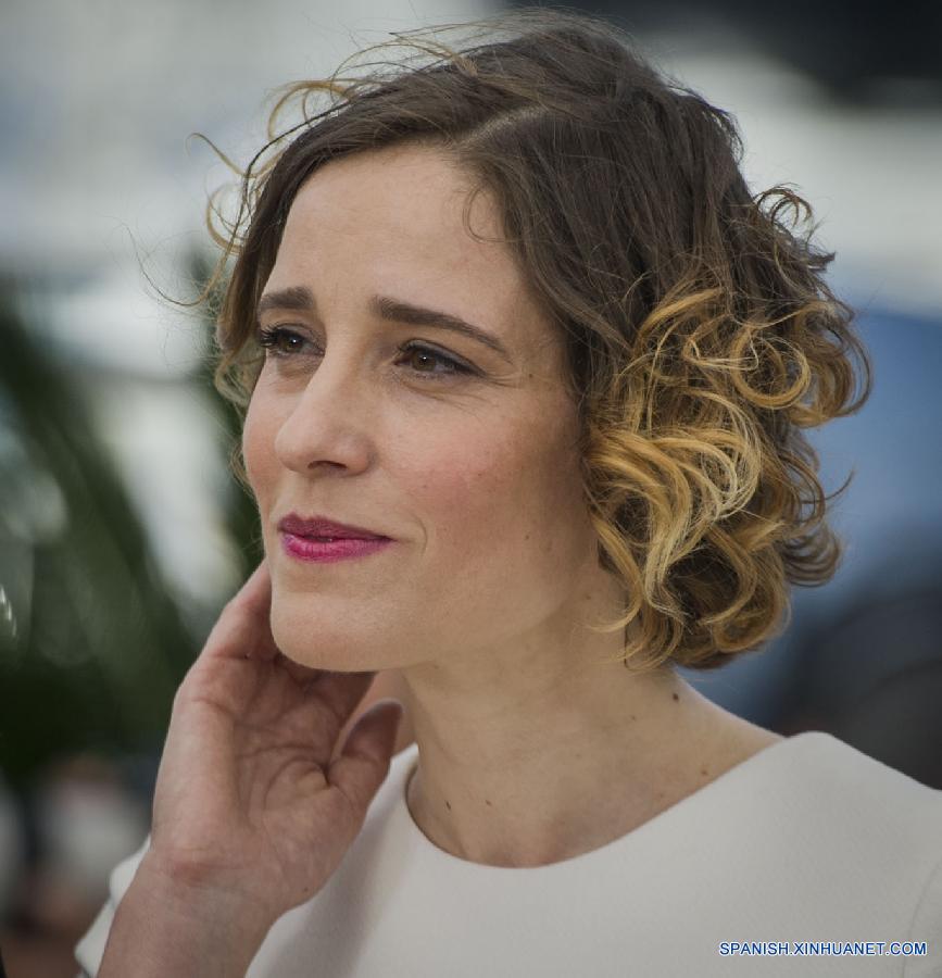 Miembros del reparto de la película "La Langosta" posan en Cannes