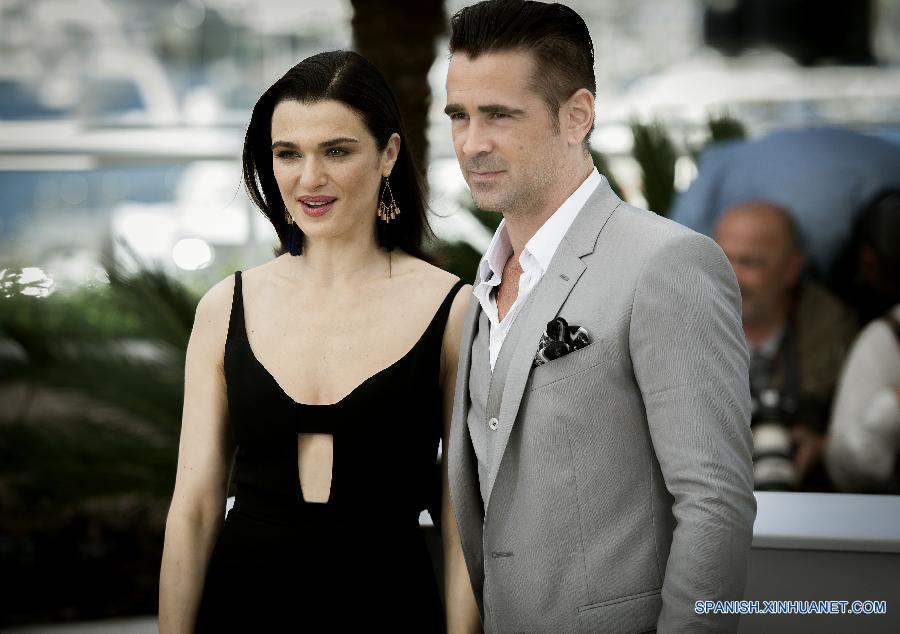 Miembros del reparto de la película "La Langosta" posan en Cannes