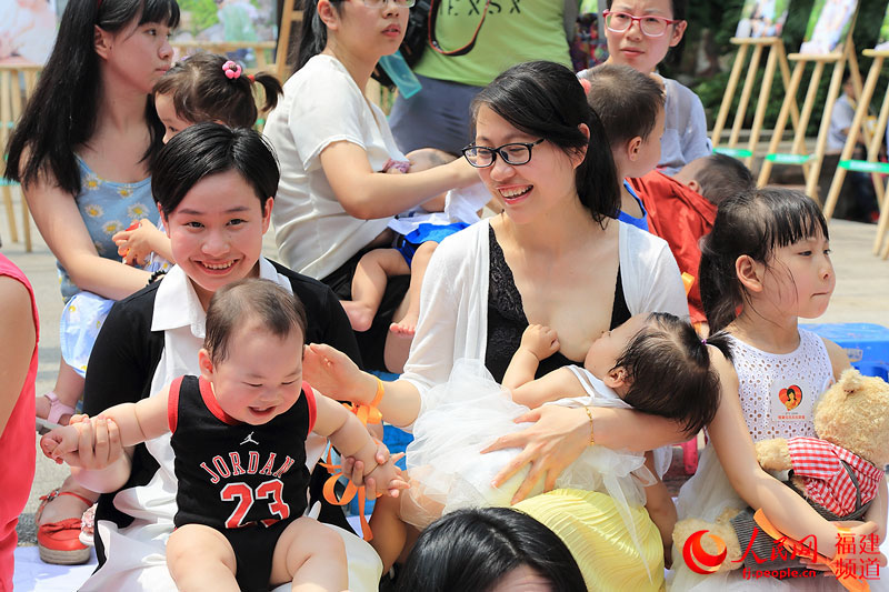 87 madres amamantan a sus bebés en público