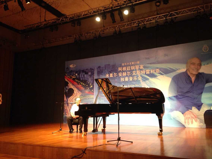 El pianista argentino Miguel Ángel Estrella ofreció un recital abierto a público el 19 de mayo a las 19:30 en el Teatro Nacional de China.