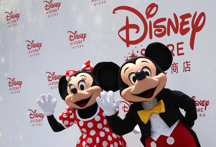 Los personajes de Disney Mickey (derecha) y Minnie Mouse durante la ceremonia de apertura de la tienda de Disney en Shanghai, el 20 de mayo de 2015. El establecimiento, con una superficie de 5.860 metros cuadrados en el distrito financiero de Lujiazui, abrió sus puertas el miércoles. (Ting Ding/Xinhua)