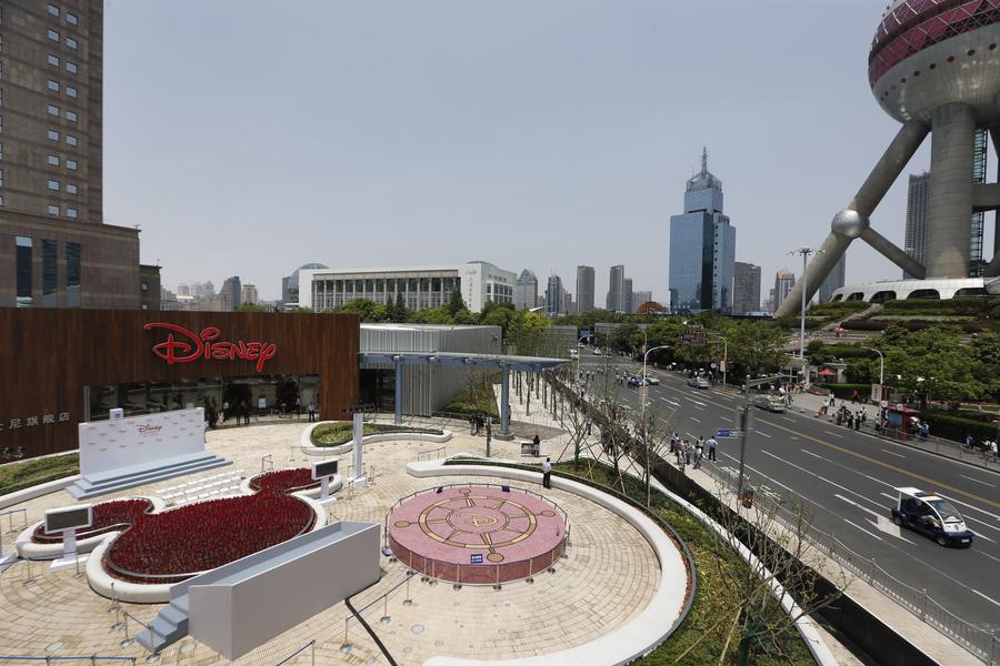 Foto del 20 de mayo de 2015 muestra el exterior de la tienda de Disney en Shanghai. El establecimiento, con una superficie de 5.860 metros cuadrados en el distrito financiero de Lujiazui, abrió sus puertas el miércoles. (Ting Ding/Xinhua)