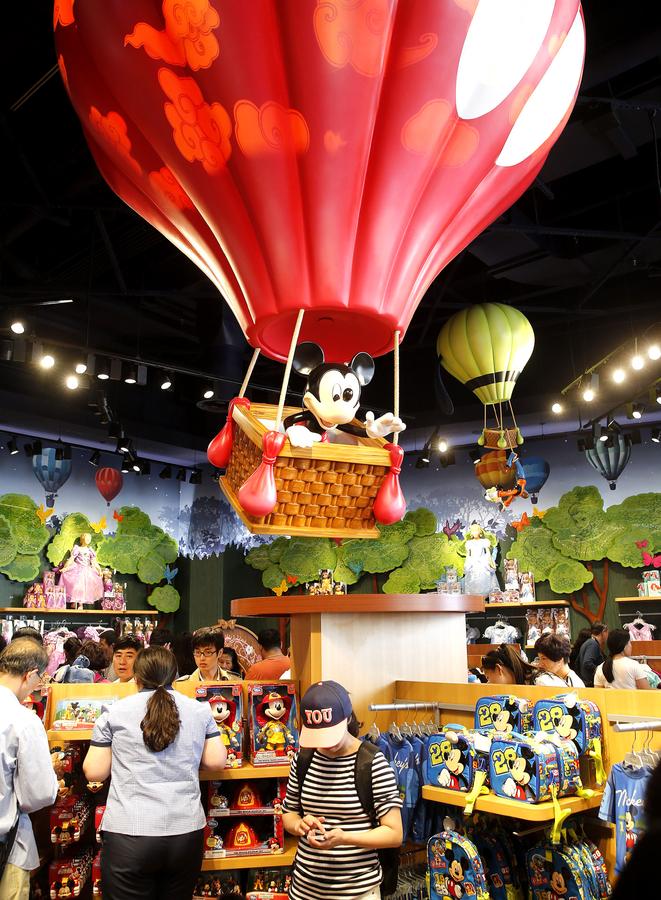 La gente compra artículos en la tienda de Disney en Shanghai, el 20 de mayo de 2015. El establecimiento, con una superficie de 5.860 metros cuadrados en el distrito financiero de Lujiazui, abrió sus puertas el miércoles. (Ting Ding/Xinhua)