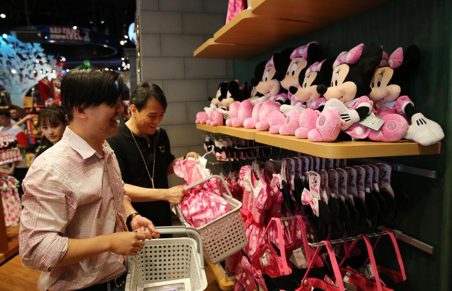 La gente compra artículos en la tienda de Disney en Shanghai, el 20 de mayo de 2015. El establecimiento, con una superficie de 5.860 metros cuadrados en el distrito financiero de Lujiazui, abrió sus puertas el miércoles. (Ting Ding/Xinhua)