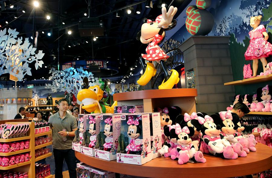  Un trabajador coloca los muñecos en la tienda de Disney en Shanghai, el 20 de mayo de 2015. El establecimiento, con una superficie de 5.860 metros cuadrados en el distrito financiero de Lujiazui, abrió sus puertas el miércoles. (Ting Ding/Xinhua)