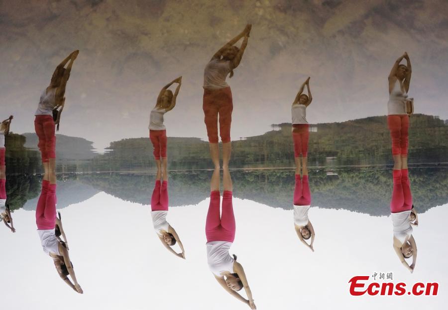 Practicantes de yoga bailan sobre el agua
