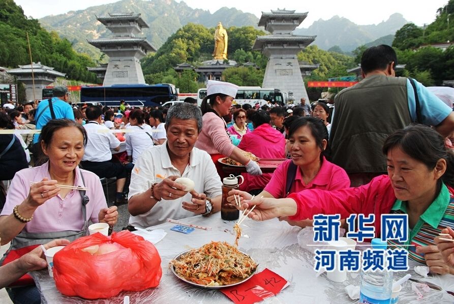 Seis mil personas disfrutan de la fiesta local de Luoyang  2