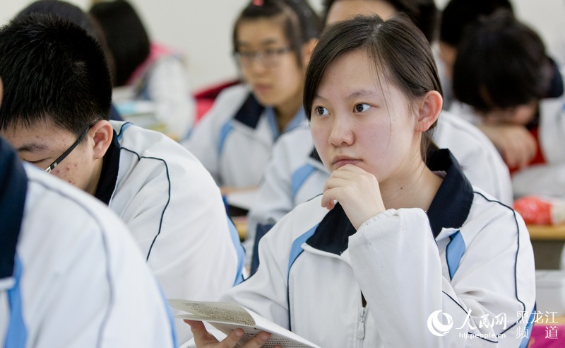 Los estudiantes escuchan atentamente a la conferencia del profesor en la Escuela Secundaria Afiliada de la Universidad Normal de Harbin, en la provincia noreste de Heilongjiang de China, el 18 de mayo de 2015. (Foto: Shenqifeiyang /Pueblo en Línea)