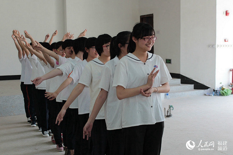 La Escuela Secundaria Afiliada No.2 del Colegio de Educación de Fuzhou realiza un entrenamiento psicológico entre los estudiantes en la provincia de Fujian, el 20 de mayo de 2015. (Foto proporcionada por la Escuela Secundaria Afiliada No.2 del Colegio de Educación de Fuzhou)