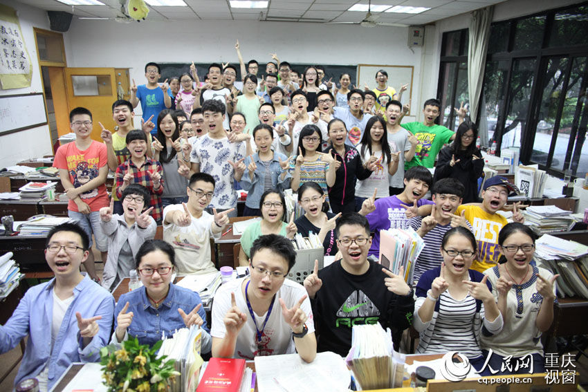 Los estudiantes de la Escuela Secundaria No.1 de Chongqing se hacen fotos en grupo el 20 de mayo de 2015. (Foto: Chen Yi y Xia Xing/Pueblo en Línea)