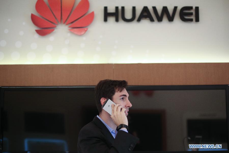 Daniel López Dias, gerente de ventas de la empresa de tecnología china Huawei, hace una llamada telefónica con su teléfono inteligente Huawei en la oficina de Huawei en Sao Paulo, Brasil, el 20 de mayo de 2015. (Xinhua / Rahel Patrasso)