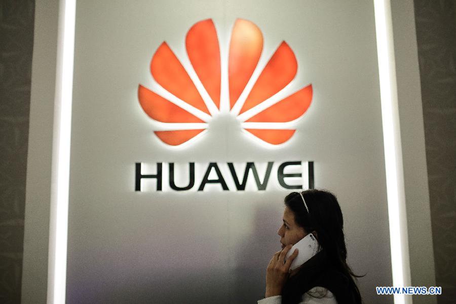 Una mujer hace una llamada con un teléfono inteligente G6 hecha por la compañía china de tecnología Huawei en una tienda de telefonía móvil en la ciudad de Bogotá, capital de Colombia, el 21 de mayo de 2015. (Xinhua / Jhon Paz)