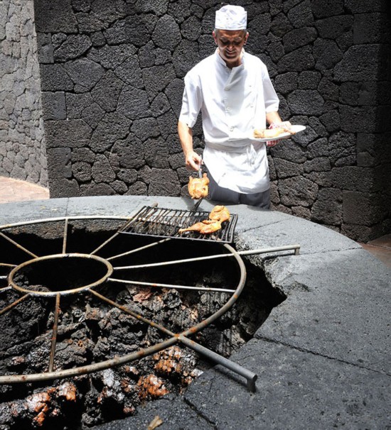 Delicias en la boca del volcán: restaurante español cocina sus platos con calor de la tierra.