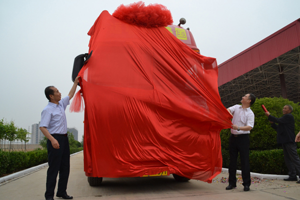 Maosheng Chen, subdirector del Departamento de Control Animal y Cuarentena Vegetal del AQSIQ y Wang Xian Qing, alcalde de la ciudad de Yuncheng, provincia de Shanxi, presentan el primer camión de manzanas chinas con destino a los Estados Unidos. 2 de junio de 2015. (Foto: Xinhua)