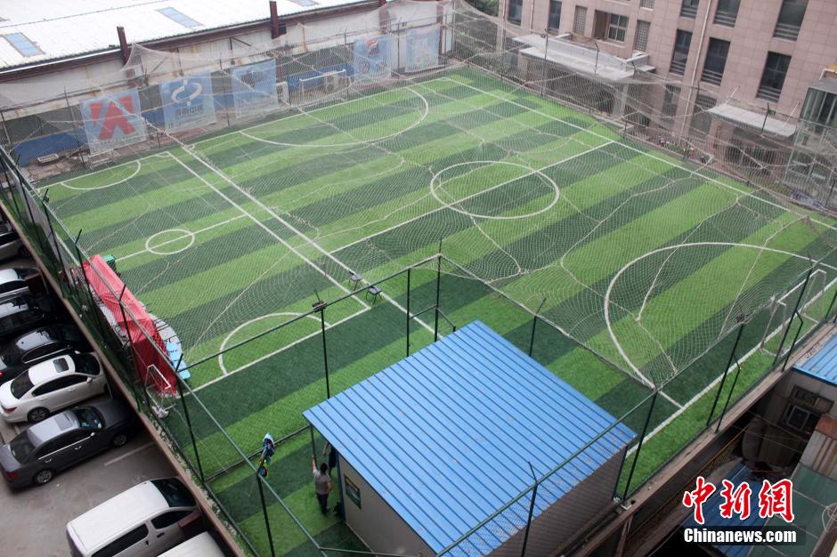 Aficionado de Zhengzhou construye un campo de fútbol para sí mismo