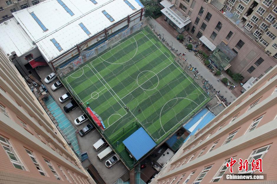 Aficionado de Zhengzhou construye un campo de fútbol para sí mismo.