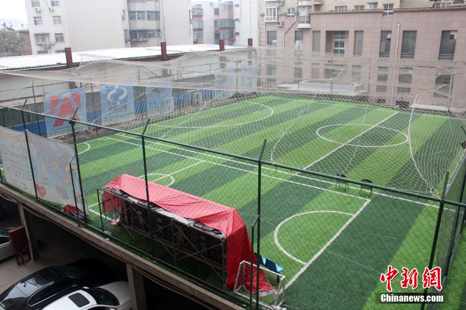 Aficionado de Zhengzhou construye un campo de fútbol para sí mismo