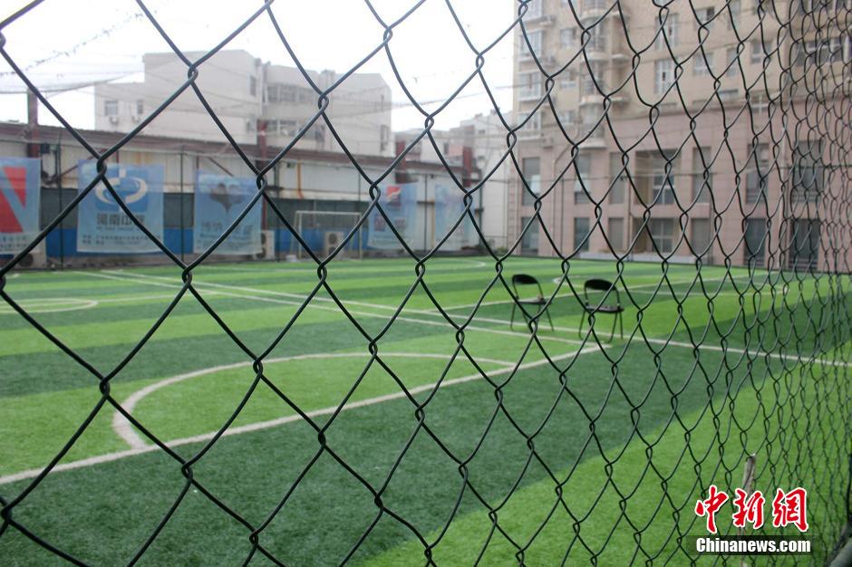 Aficionado de Zhengzhou construye un campo de fútbol para sí mismo