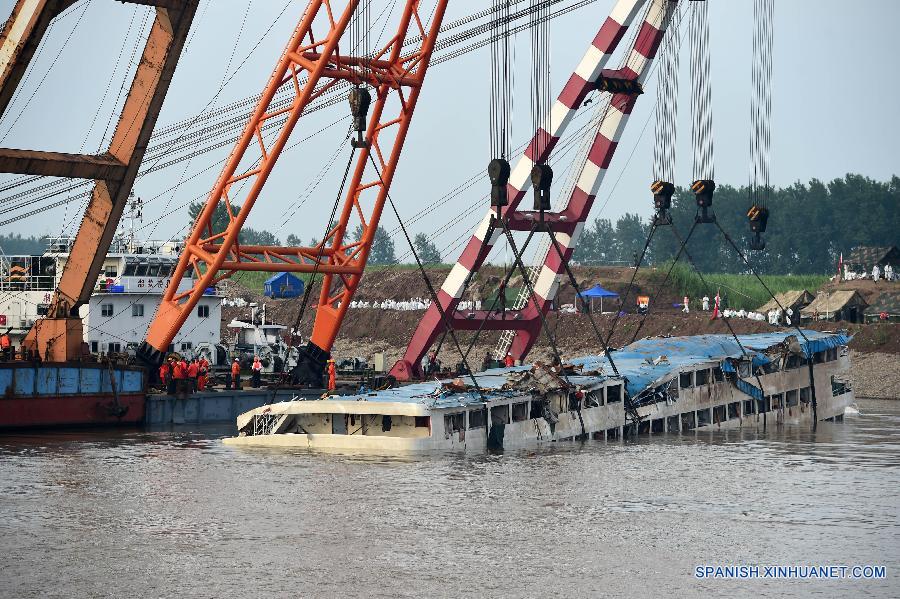 Levantan barco chino hundido en busca de desaparecidos 4