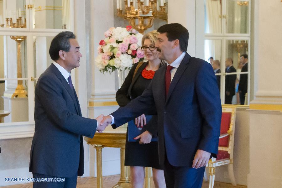 Presidente húngaro y canciller chino intercambian sobre relaciones bilaterales