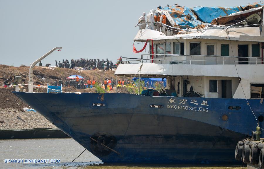China llora a víctimas de naufragio de crucero en río Yangtse mientras continúa la búsqueda