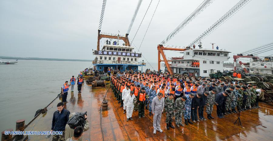 China llora a víctimas de naufragio de crucero en río Yangtse mientras continúa la búsqueda