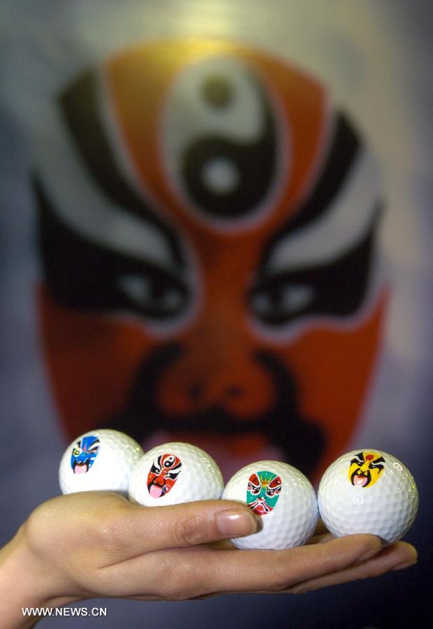El 1 de abril de 2005, pelotas de golf decoradas con máscaras de ópera de Pekín en el segundo Expo International de pelotas de golf en Guangzhou, capital de la provincia meridional china de Guangdong. Máscaras de ópera de Pekín se han convertido gradualmente en un elemento de moda en China. (Xinhua / Liu Dawei)