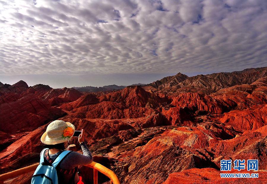 Un turista toma fotos en el Parque Geológico de Zhangye, en Gansu. (Foto: Song Wang)