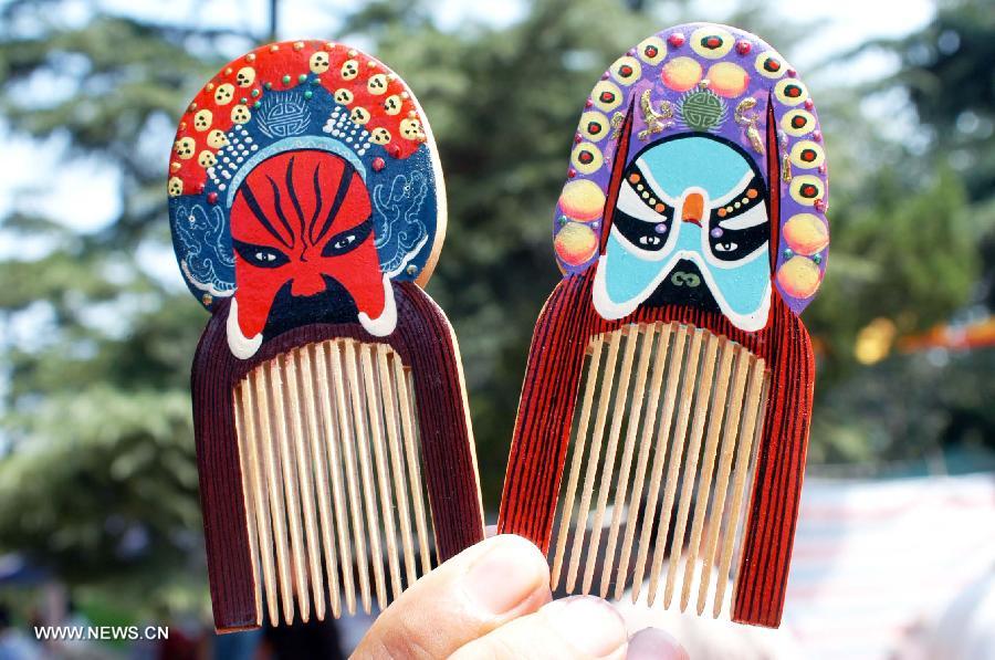 Peines adornados con las máscara de la Ópera de Pekín son exhibidos en una exposición de arte folklórico en Jinan, capital de Shandong. En China, las máscaras de la Ópera de Pekín se han ido convirtiendo en una nueva moda. (Foto: Lyu Chuanquan)