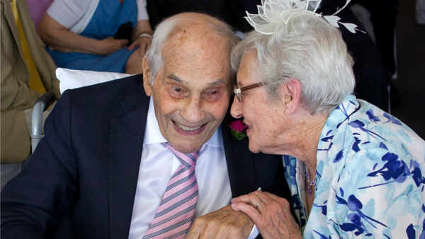 Una pareja de recién casados suma 194 años de edad