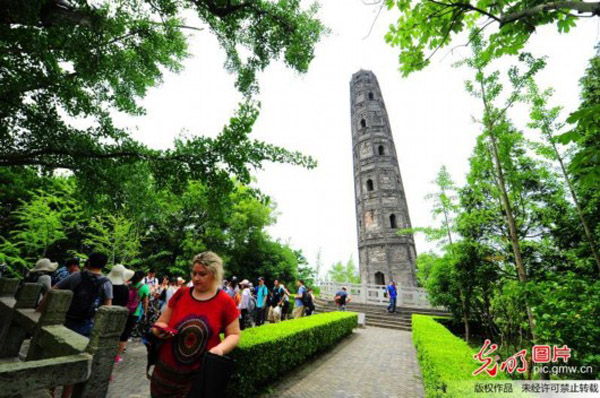 La pagoda inclinada de Shanghai supera a la torre inclinada de Pisa