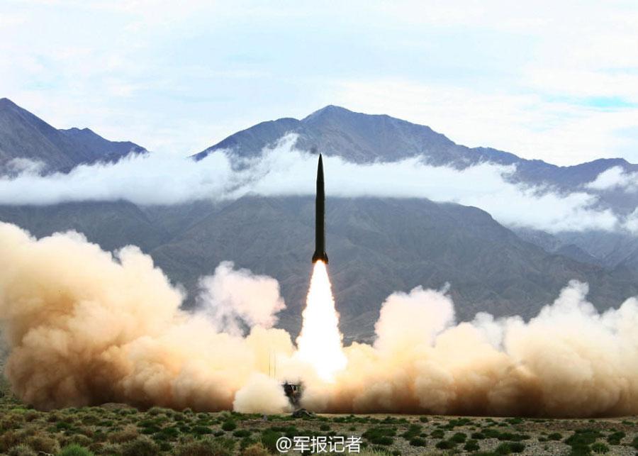 Foto de archivo muestra el momento del lanzamiento del misil DF-15. [Foto/Xinhua]