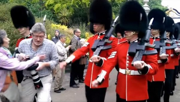 Un grupo de guardias reales arrolla a un turista en Londres
