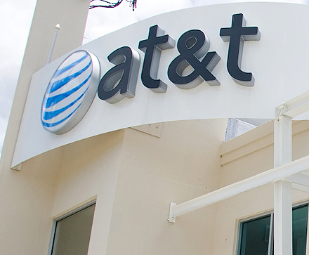 EU multa a AT&T por mentir a clientes sobre servicio de internet