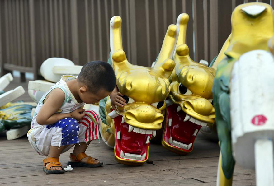 Cabezas de dragones listas para unirlas a los barcos, en la ciudad de Chengdu, provincia de Sichuan, el 12 de junio de 2015. 