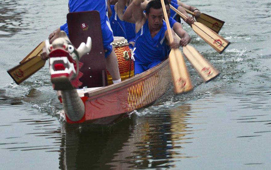 Competidores participan en una carrera de barcos de dragón en la ciudad de Chengdu, provincia de Sichuan, el 12 de junio de 2015. 