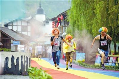 Varios hombres compiten en una carrera con tacones en un lugar pintoresco del municipio de Chongqing, el 20 de junio. [Foto/Agencias]